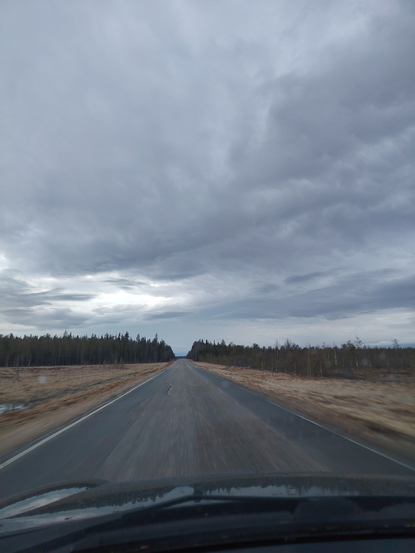 Tie pohjoiseen klo: 22.03. Valoa riittää.
